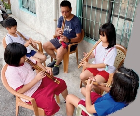 children learning the double nose flute
